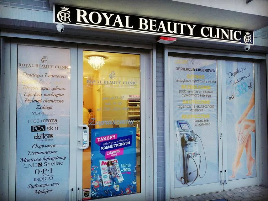 Witryna Royal Beauty Clinic wieczorem