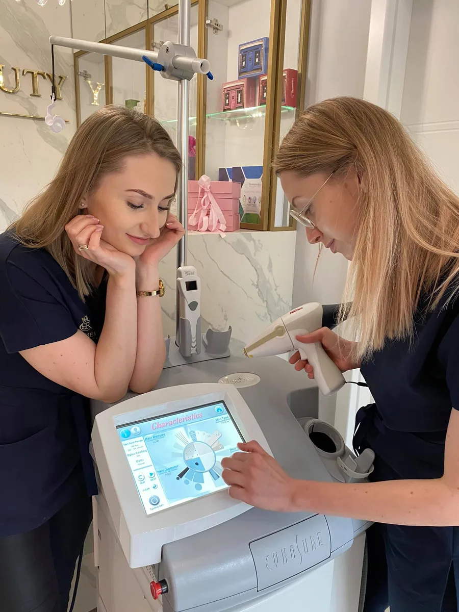 Dwie kosmetolożki Royal Beauty Clinic przy laserze Vectus